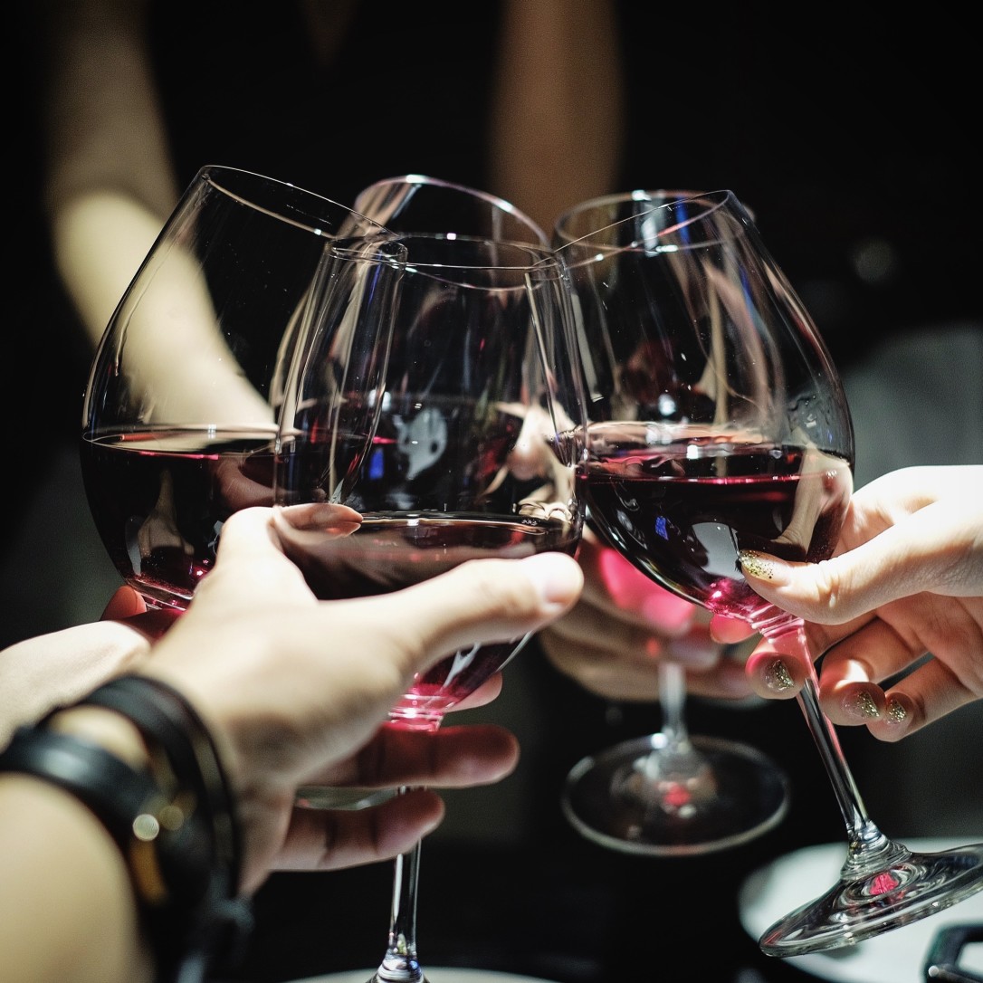 red-celebration-celebration-alcohol-usa-party-wine-wine-wine-alcoholic-beverage-beverage-friends_t20_KoKOr0